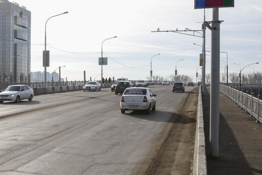 В Краснодаре начали ямочный ремонт Тургеневского моста